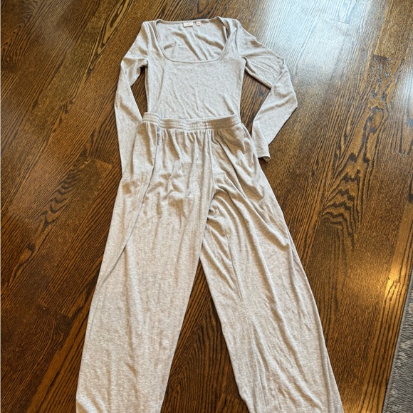 Gray Long Sleeve top and pants from aritzia in a size medium - Picture 2 of 7